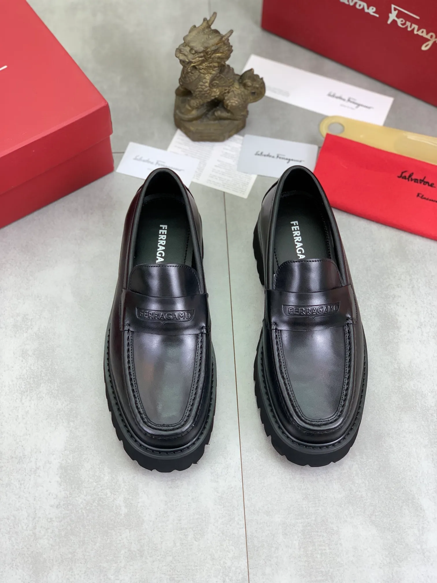 Men's Men's Shoes 💰P460💰[New Style] Water-dyed Niuli 🆘[Salvatore Ferragamo] Ferragamo's latest casual business leather shoes for men! Available at counters simultaneously! The fabric is made of specially imported original calfskin, the lining is made of imported water-dyed cowhide, and the original lightweight foam outsole is absolutely luxurious and leads the fashion trend. Matching code: 38-45; 3️⃣ colors available